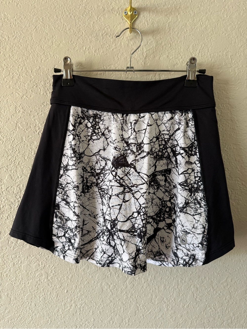 DonaJo Black White Crackle Print Athletic Mini Skort Size S Pockets EUC